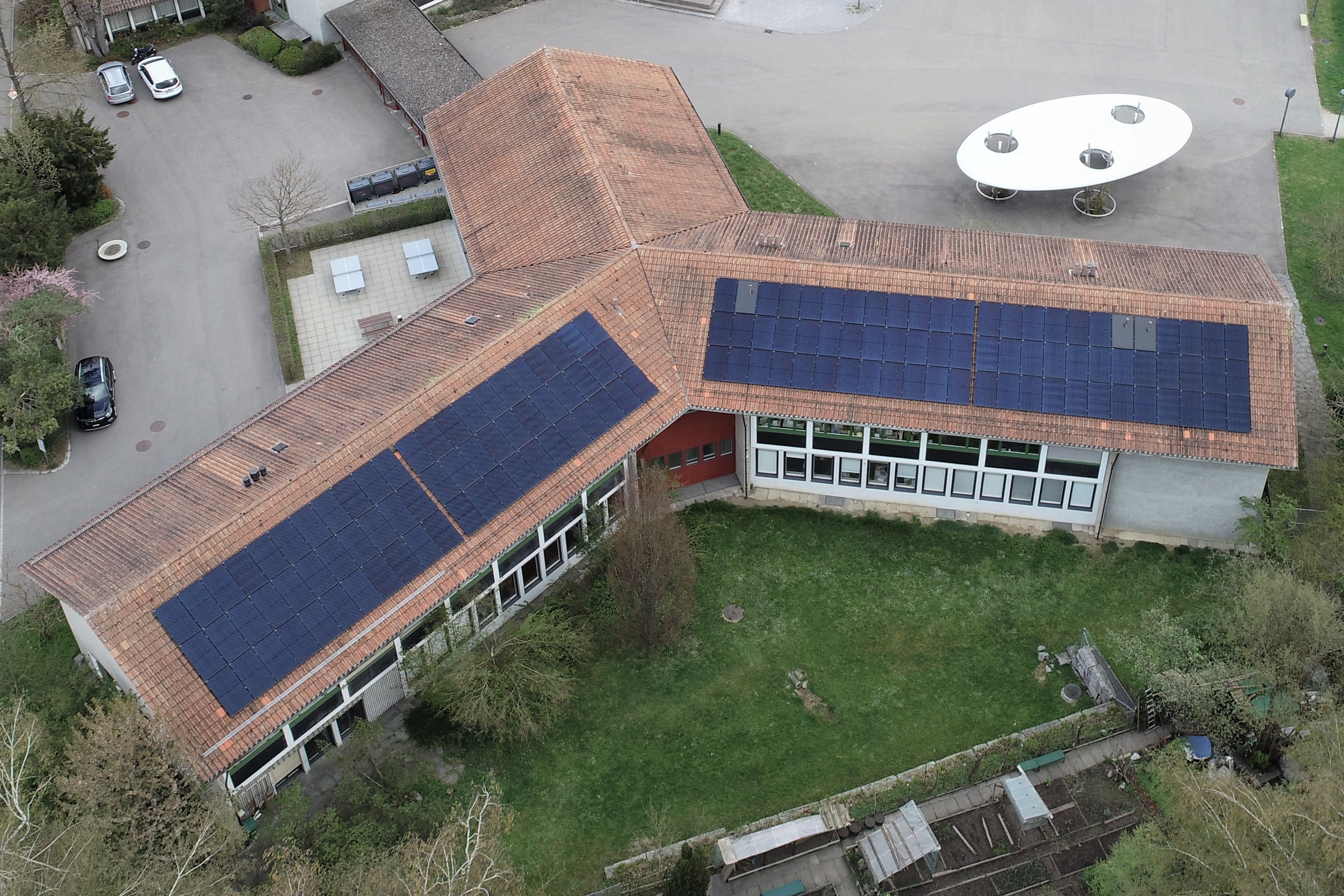 Luftaufnahme Photovoltaikanlage Schulhaus Herzogenmühle